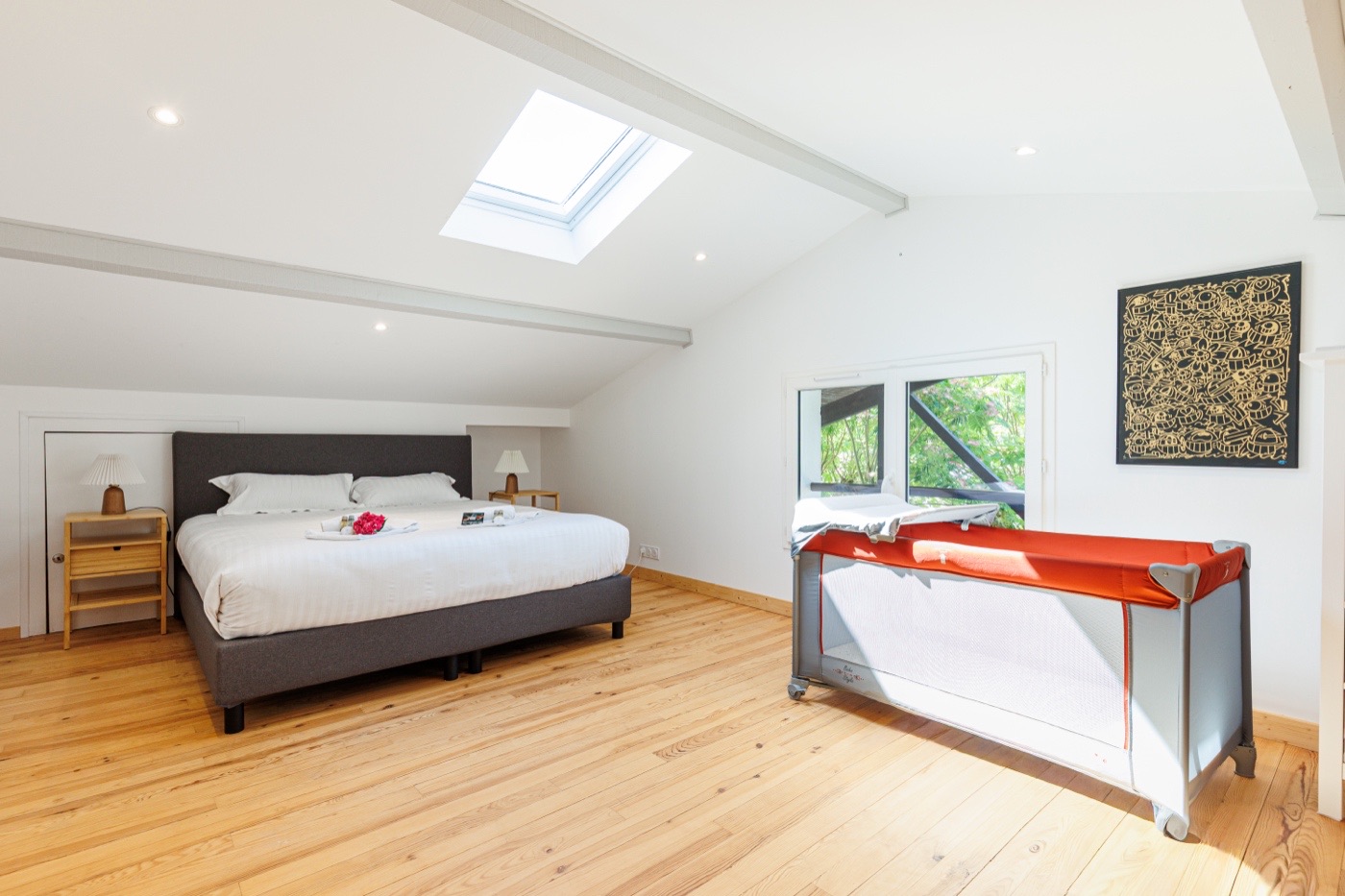 Chambre 4 sous les combles, avec lit bébé
