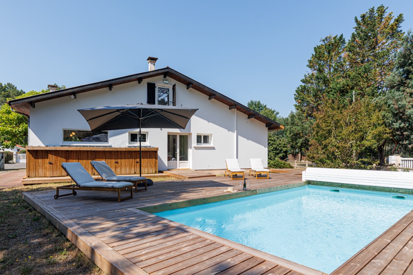 La piscine chauffée et sa plage en bois