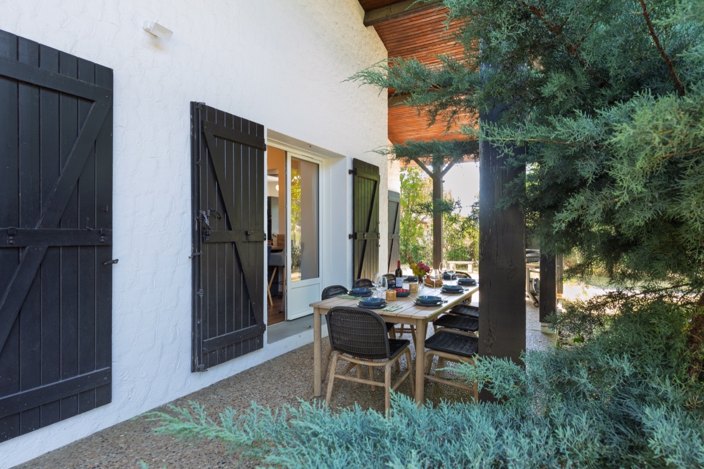La terrasse abritée par l’avancée de toit